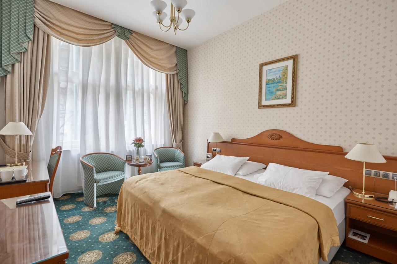 Three-Bedroom Apartment with Air conditioning